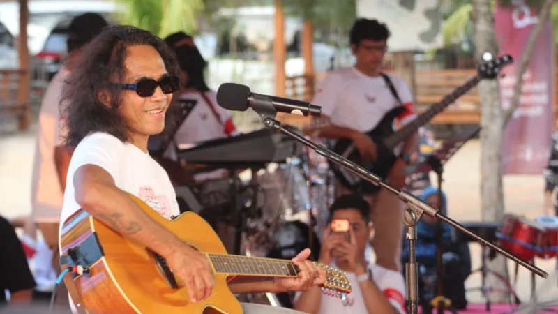 Kaka Slank Bernyanyi di Pantai Tanjung Penyu, Gaungkan Kepedulian Lingkungan di Malang Selatan