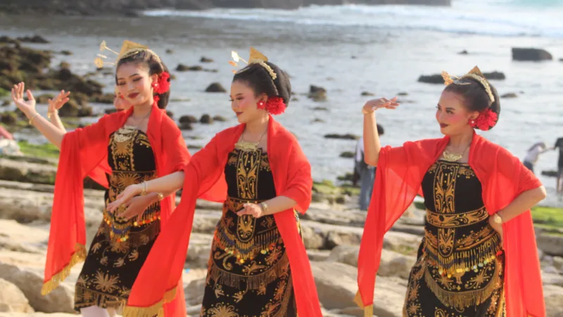 ‎Lestarikan Budaya Lokal,  Mudra Ganesha Pentaskan Tari Beskalan di Pantai Tanjung Penyu