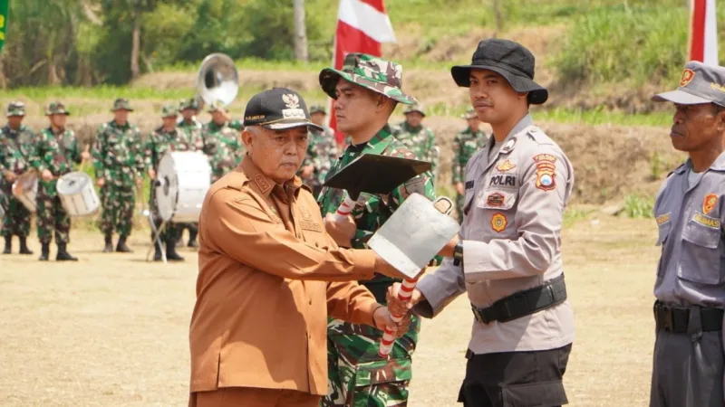 Bupati Malang Serahkan Alat Kerja kepada Satgas TMMD