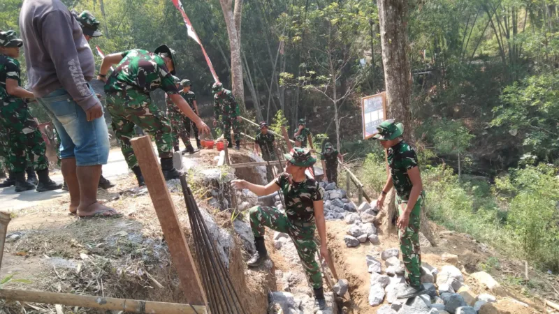 TMMD ke-130 Kodim 0818 Malang Hadirkan Harapan Baru, Pembangunan Dinding Penahan Tanah di Desa Taji Dikebut