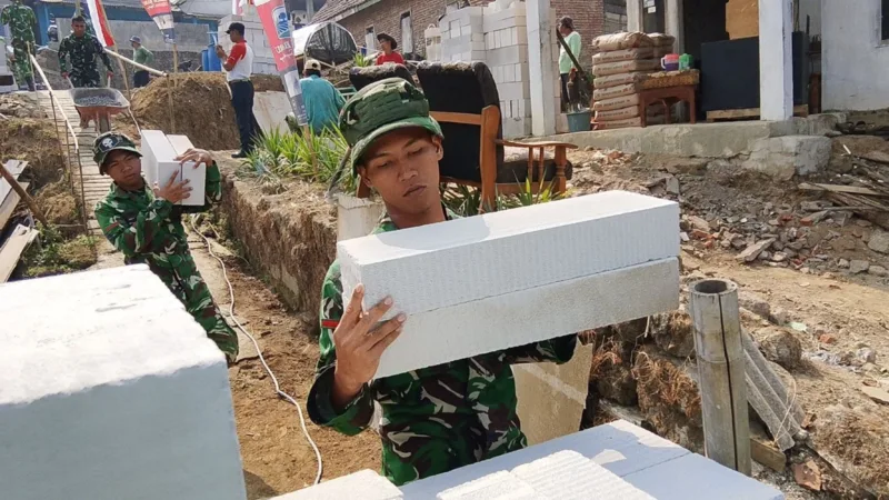 TNI dan Masyarakat Gotong Royong Bangun Rumah Pak Anang
