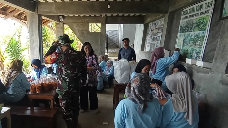 IBU TUTUT LATIH WARGA DESA TAJI OLAH SINGKONG JADI KERIPIK BERNILAI JUAL