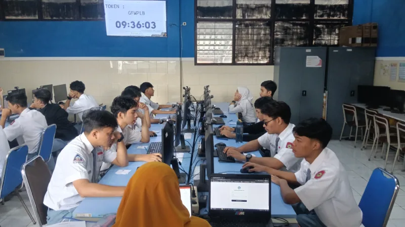 Tinjau TKA di SMKN 8 Malang, Gubernur Khofifah dan Kadisdik Jatim Pastikan Ujian Lancar