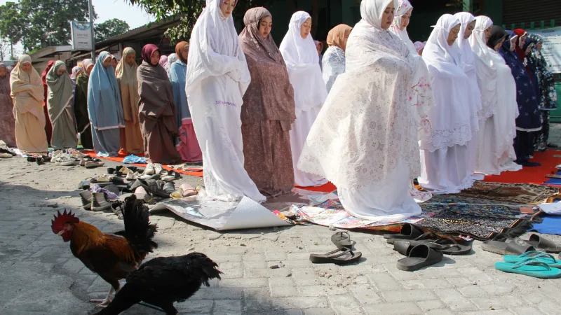Kekeringan dan Kebakaran Hutan Marak, SMK Prajnaparamita Malang Gelar Shalat Istisqa