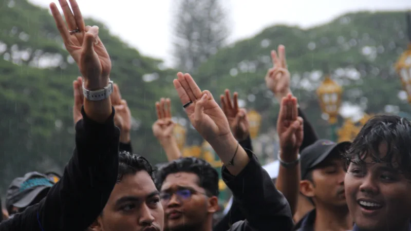 Diguyur Hujan Deras, Massa Aksi di Malang Desak Karhutla Ditetapkan sebagai Bencana Nasional