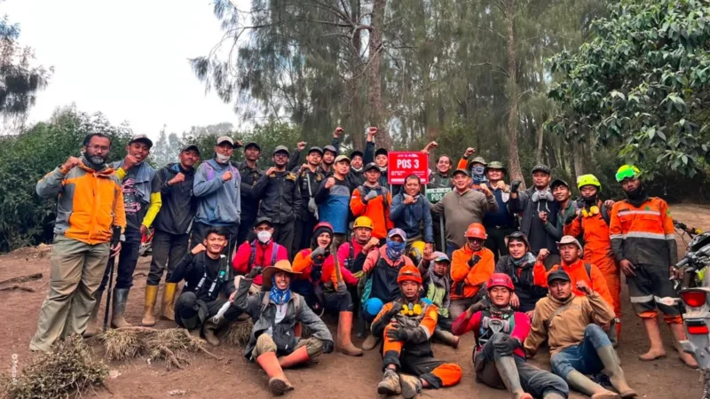 Bertaruh Nyawa di Medan Terjal, Perhutani dan Relawan Bersatu Selamatkan Hutan Malang Raya