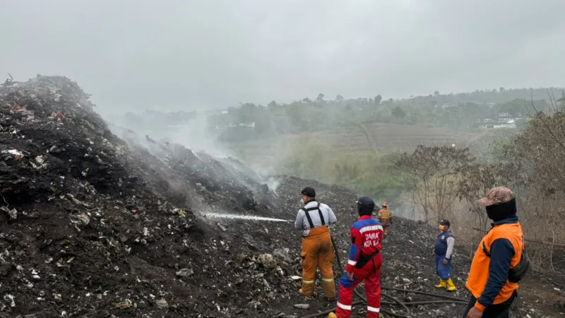 Operasi Pemadaman TPA Supit Urang Hari Kedelapan: Tim Gabungan Fokuskan Penanganan di Zona New Landfill Demi Keselamatan Personel