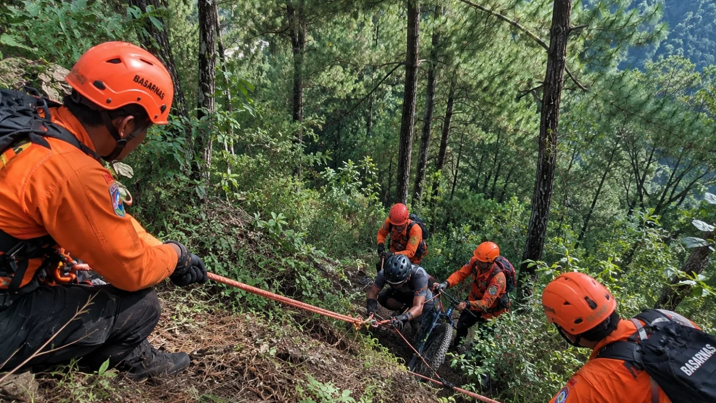 Pesepeda Tewas Jatuh ke Jurang 50 Meter di Jalur Coban Kaca Kota Batu