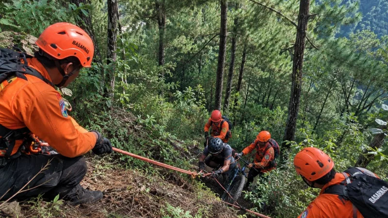Pesepeda Tewas Jatuh ke Jurang 50 Meter di Jalur Coban Kaca Kota Batu